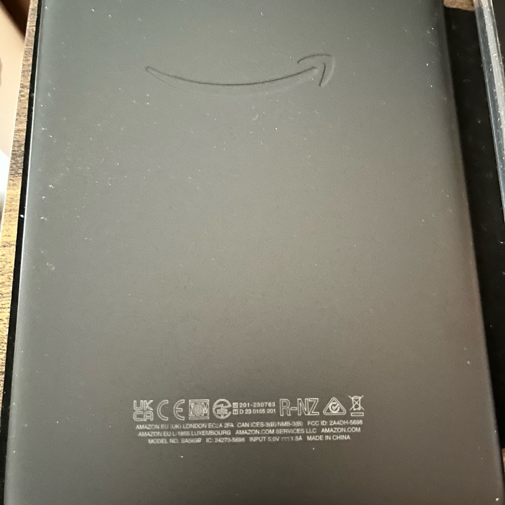 Amazon Kindle Paperwhite Signature (B&W— NOT color)— 12th Generation - Picture 2 of 4